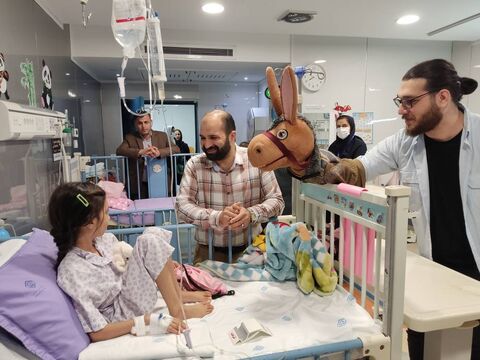 شادی کودکان بیمارستان حضرت ولیعصر (عج) قائمشهر از حضور عمو کتابدار کانون