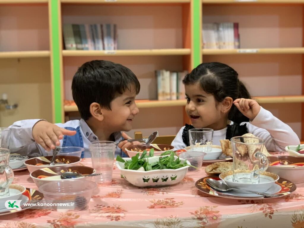 اعضای نوجوانان و روزه ‌اولی‌های مرکز بندرگز مهمان سفره افطاری