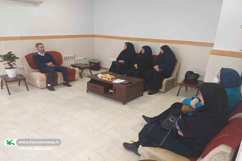 دیدار مربیان مراکز با مدیرکل کانون سمنان