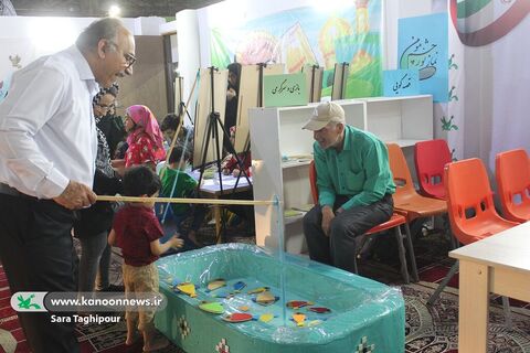استقبال کودکان و نوجوانان از غرفه کانون در چهاردهمین نمایشگاه کتاب، قرآن و محصولات فرهنگی خوزستان