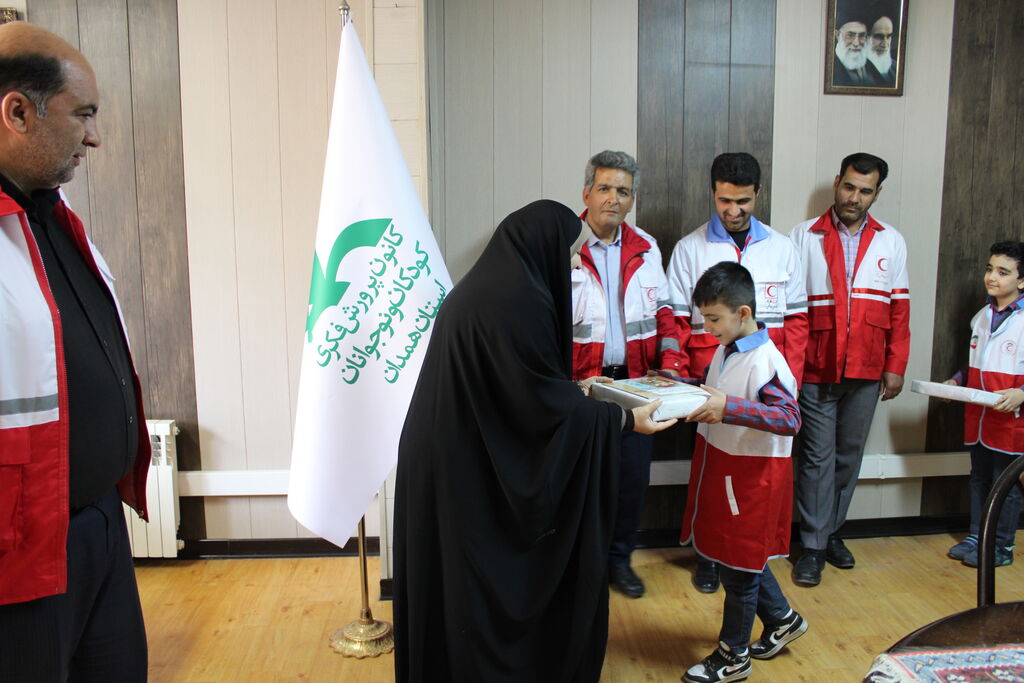 اعضای کانون دانشآموزی هلال احمر عضو افتخاری کانون پرورش فکری کودکان و نوجوانان همدان شدند.