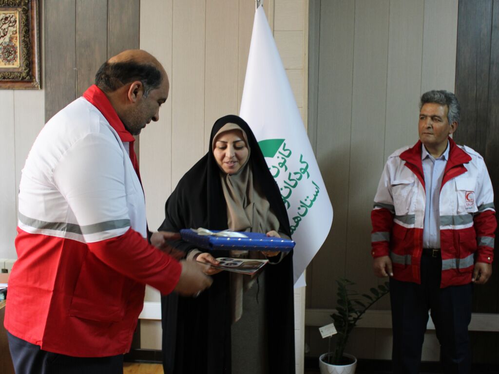 تقدیر از مدیرکل کانون استان همدان اهدا لوح سپاس خدمات داوطلبانه و بشر دوستانه به مدیرکل کانون استان همدان