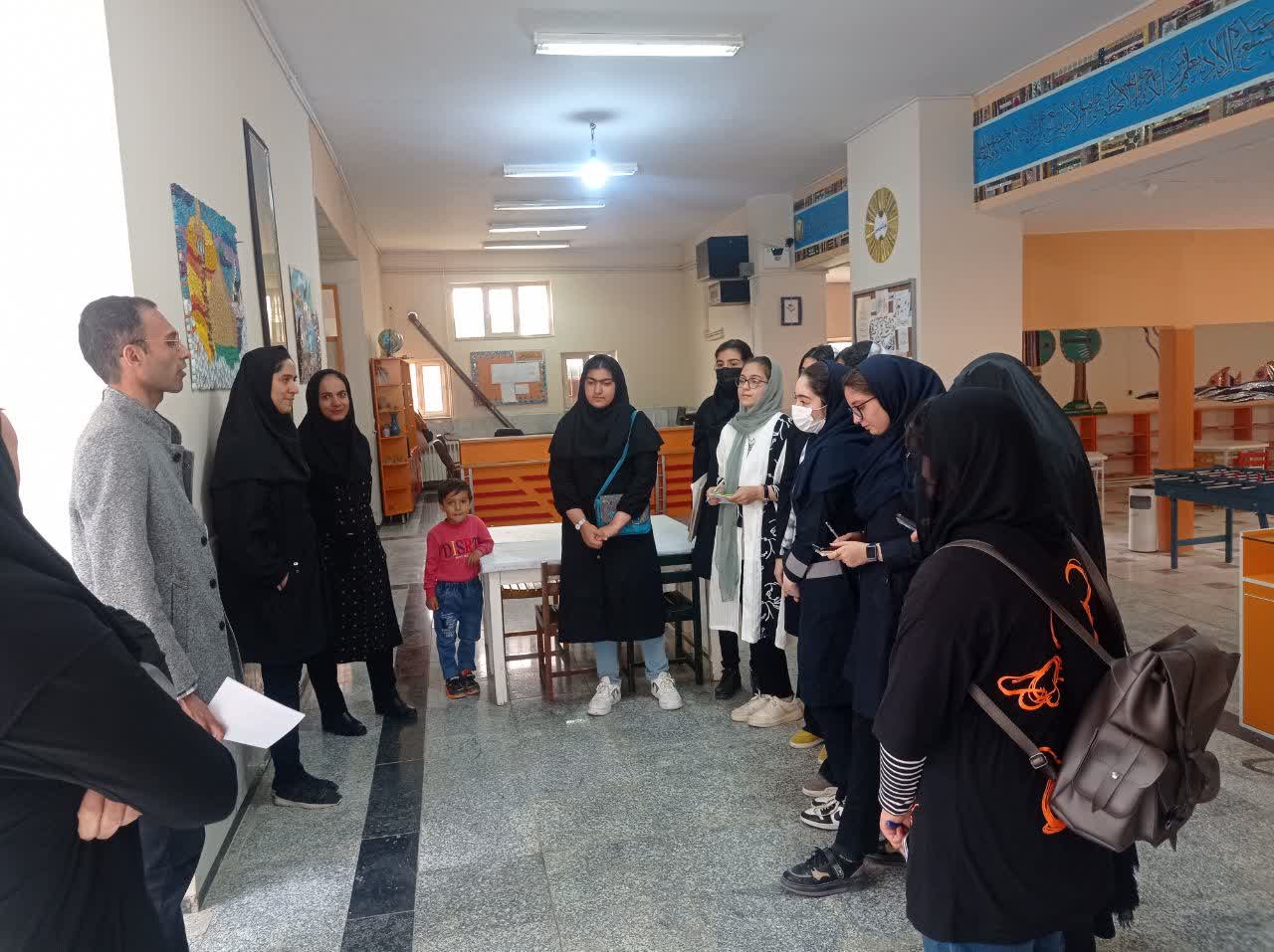اردوی بازدیدی اعضاء کارگروه مشورتی نوجوانان دختر با مدیر کل کانون استان از مراکز سطح شهر کرمانشاه