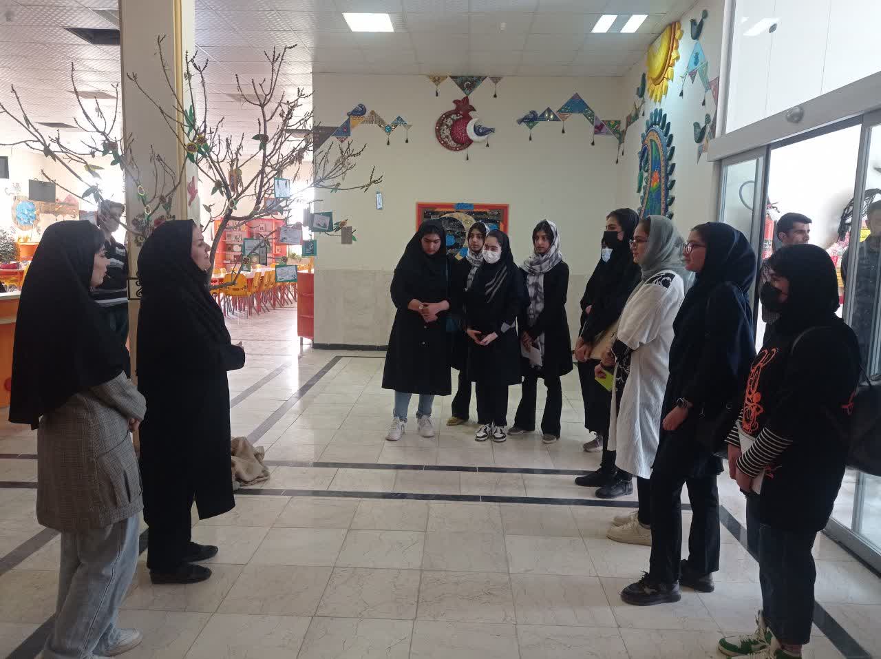 اردوی بازدیدی اعضاء کارگروه مشورتی نوجوانان دختر با مدیر کل کانون استان از مراکز سطح شهر کرمانشاه