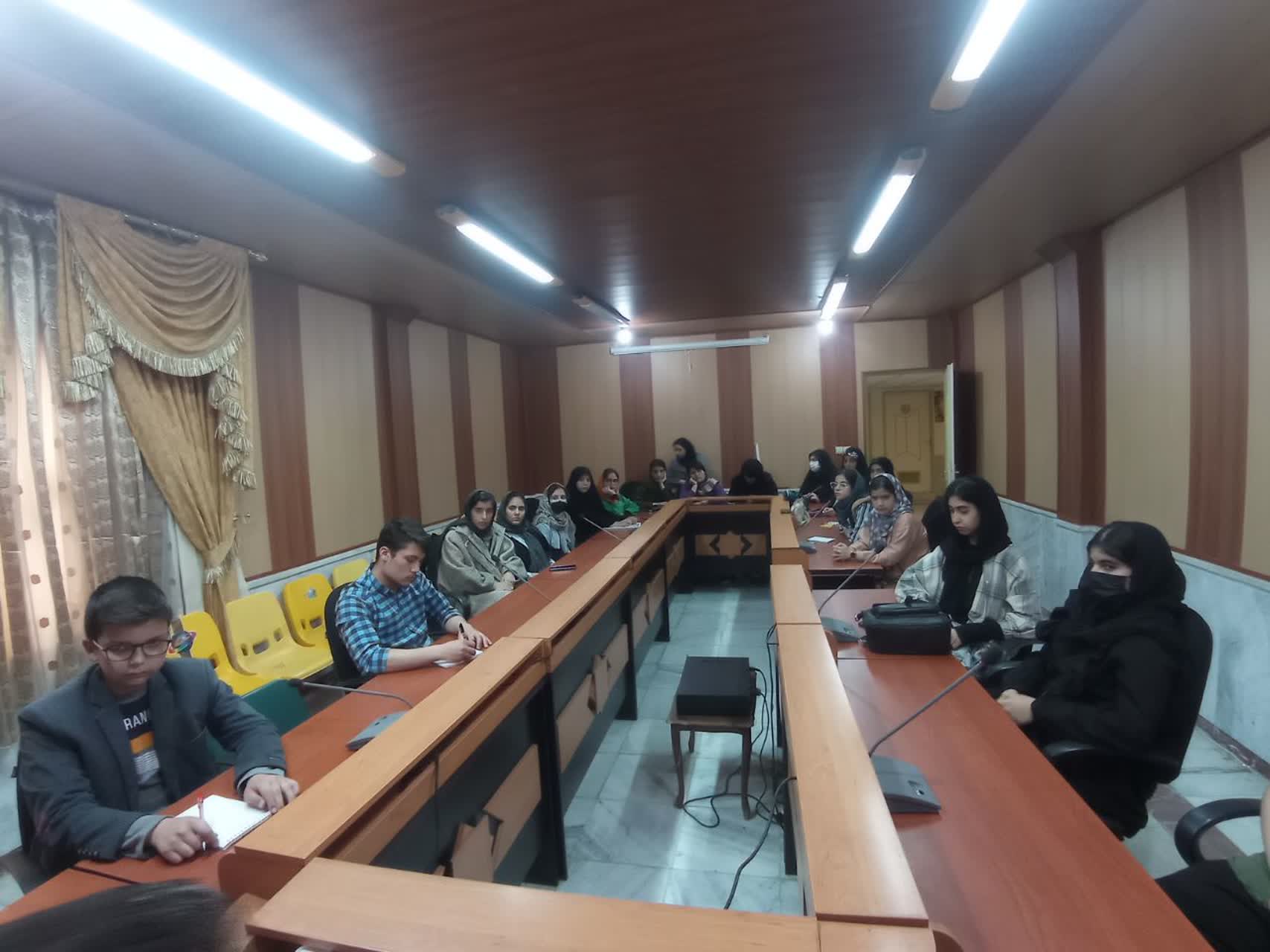 اولین جلسهی فصلنامهی فرهنگی، هنری و ادبی کانون کرمانشاه برگزار شد