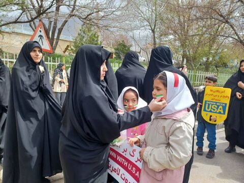 استقبال کودکان و نوجوانان از غرفه‌های کانون در راهپیمایی روز جهانی قدس در شهرهای استان آذربایجان شرقی - هشترود