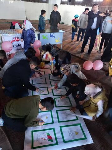 استقبال کودکان و نوجوانان از غرفه‌های کانون در راهپیمایی روز جهانی قدس در شهرهای استان آذربایجان شرقی - سراب