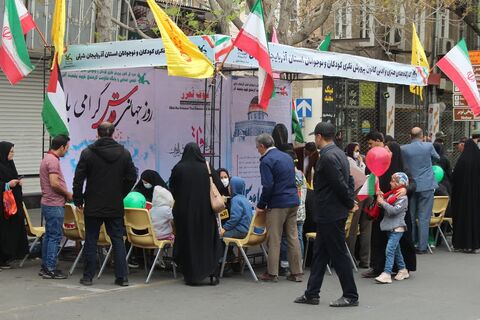 استقبال کودکان و نوجوانان از غرفه‌های کانون در راهپیمایی روز جهانی قدس در شهرهای استان آذربایجان شرقی -تبریز