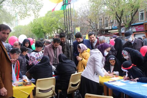 استقبال کودکان و نوجوانان از غرفه‌های کانون در راهپیمایی روز جهانی قدس در شهرهای استان آذربایجان شرقی - تبریز