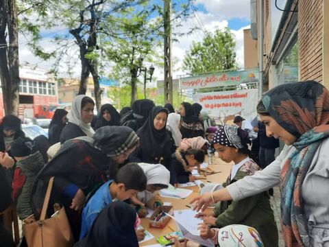 استقبال کودکان و نوجوانان از غرفه‌های کانون در راهپیمایی روز جهانی قدس در شهرهای استان آذربایجان شرقی- هادیشهر