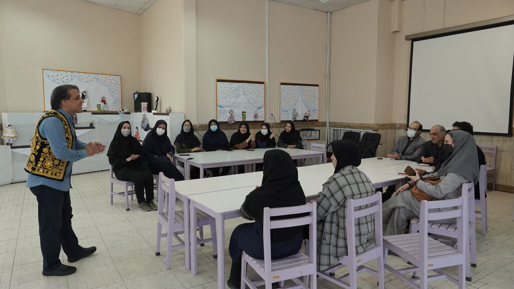 حضور معاونت پژوهش و مدیر مراکز رشد دانشگاه فردوسی مشهد در نمایشگاه «عاروس و آواها»