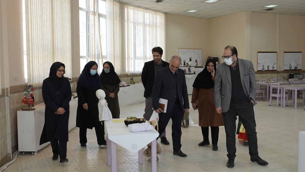 بازدید دانشگاه فردوسی حضور نماینده معاونت پژوهش و سرپرست مرکز نوآوری و مدیر مراکز رشد دانشگاه فردوسی مشهد در نمایشگاه «عاروس و آواها»