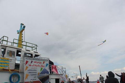 ویژه برنامه «پرواز بادبادک‌ها» در پل میانگذر دریاچه ارومیه