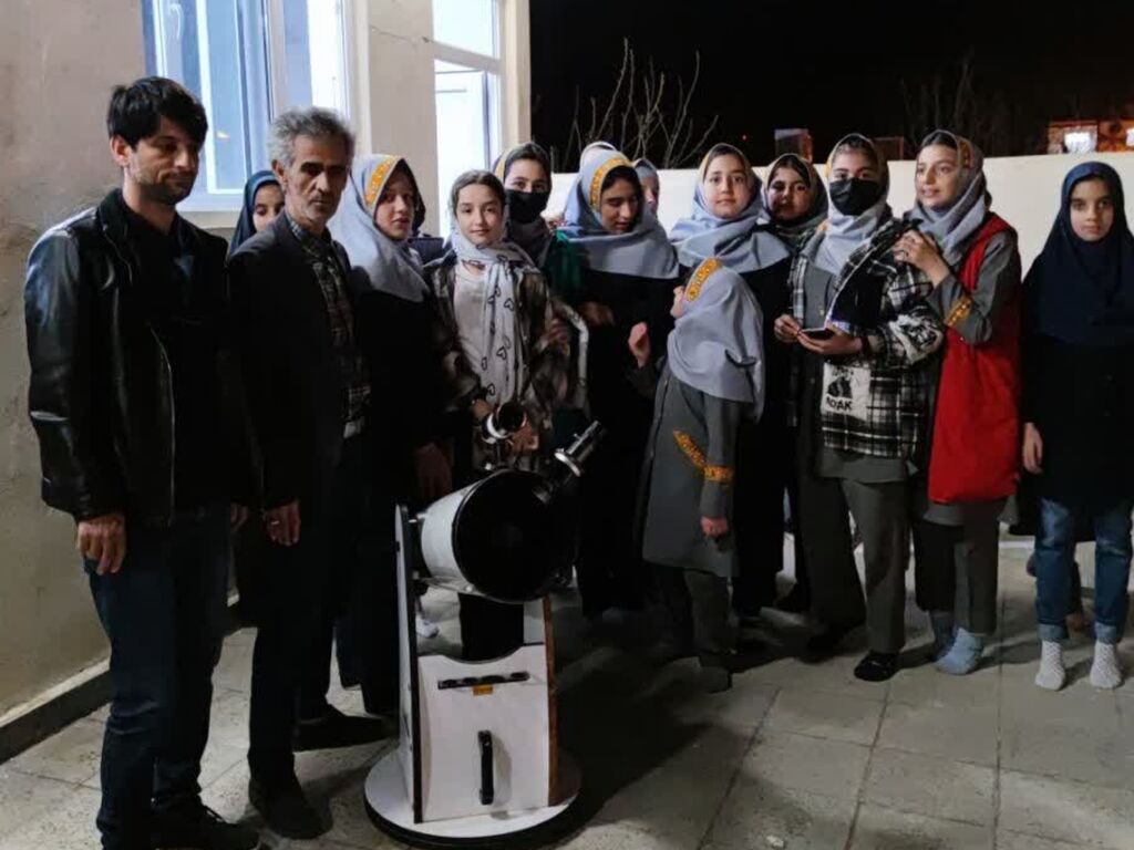 بهشتیان کوچک با نگاهی به آسمان در شب ضیافت افطار کانون پرورش فکری کودکان و نوجوانان کبودراهنگ شرکت کردند.