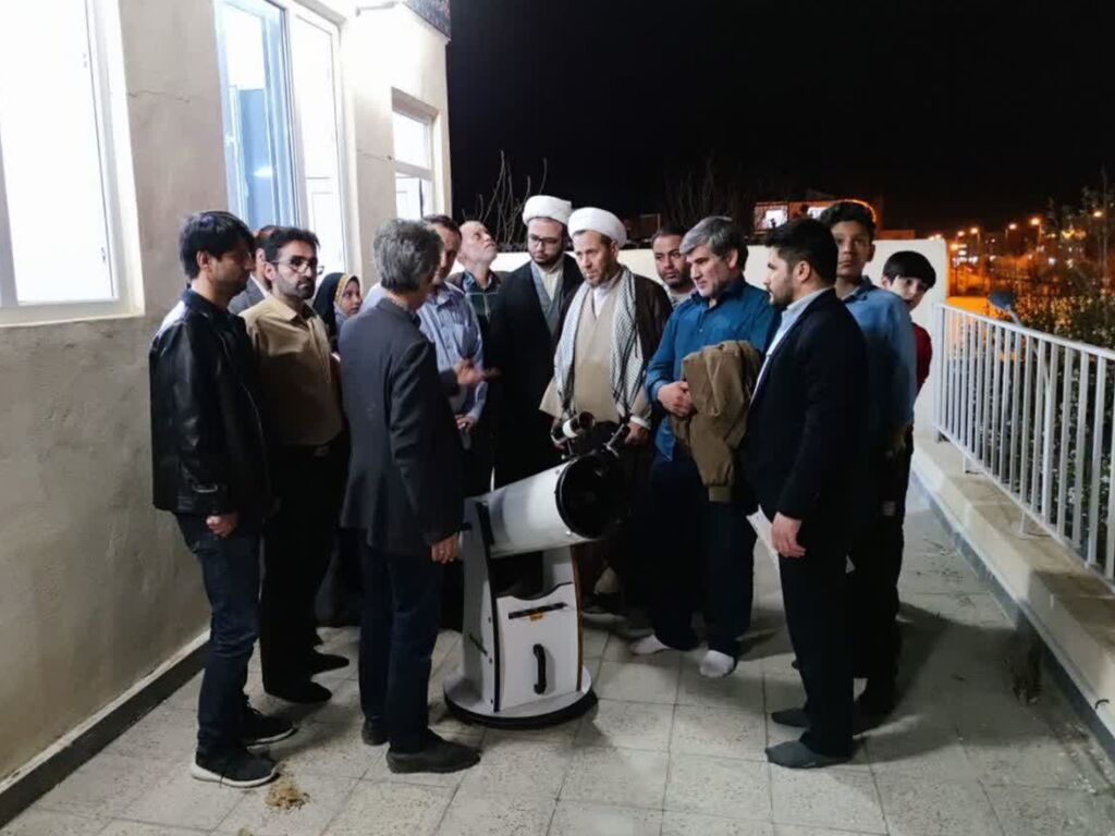 بهشتیان کوچک با نگاهی به آسمان در شب ضیافت افطار کانون پرورش فکری کودکان و نوجوانان کبودراهنگ شرکت کردند.