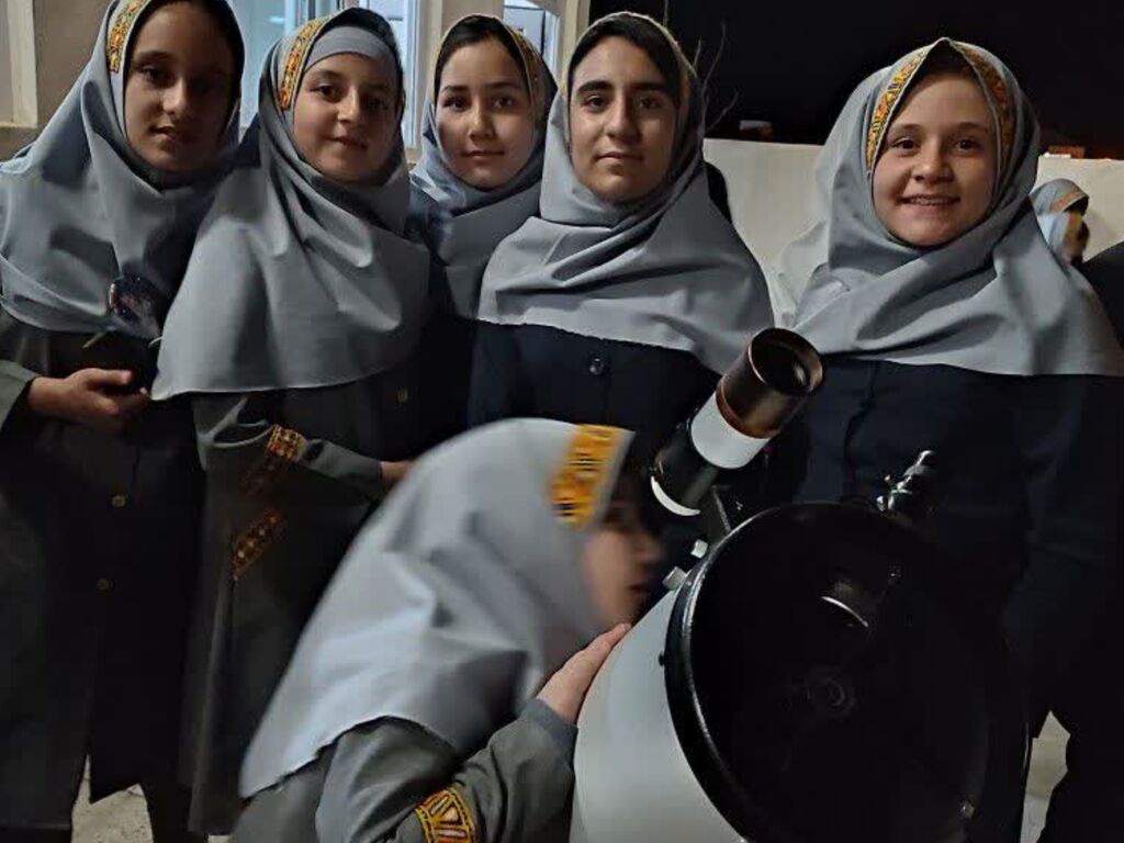 بهشتیان کوچک با نگاهی به آسمان در شب ضیافت افطار کانون پرورش فکری کودکان و نوجوانان کبودراهنگ شرکت کردند.