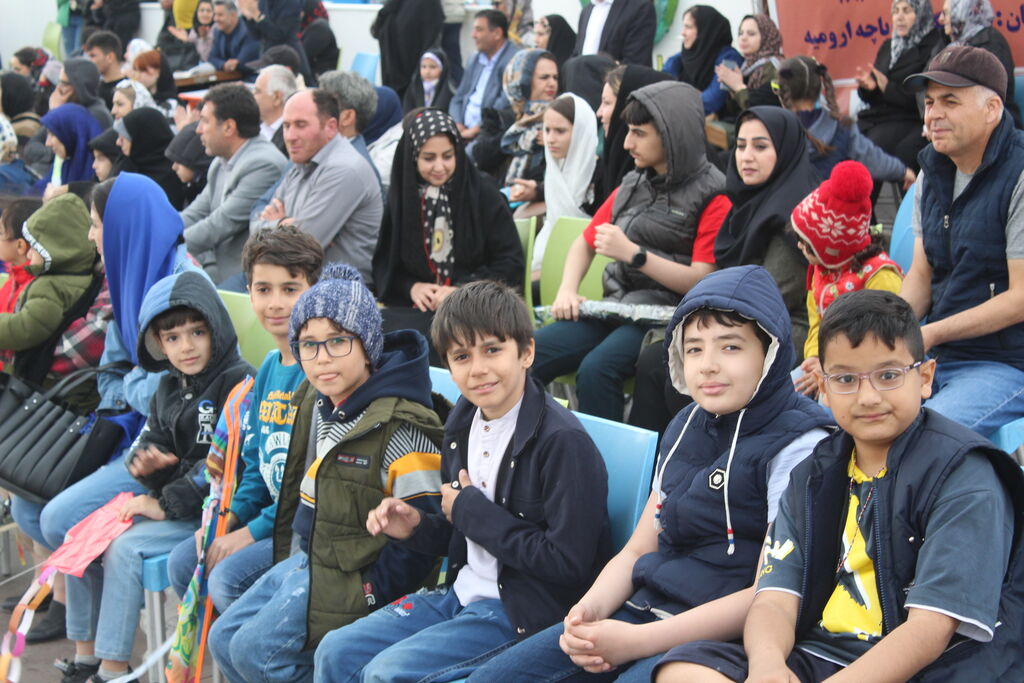 ویژه برنامه «پرواز بادبادکها» در دریاچه ارومیه برگزار شد