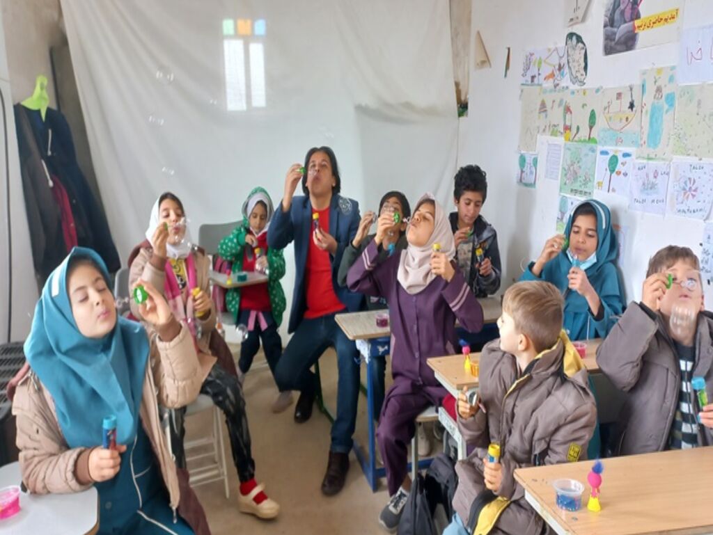 کودکان و نوجوانان روستای قابانقولو میزبان کتابخانه سیار روستایی کانون فامنین