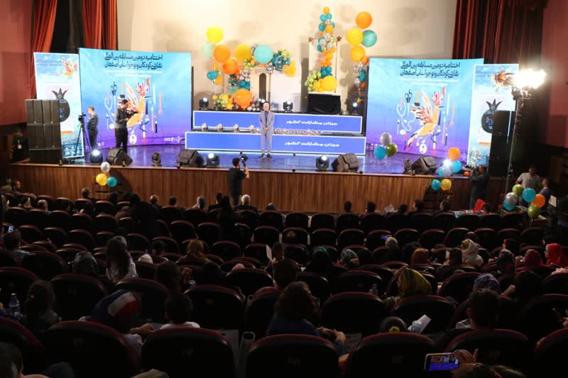 درخشش مهشید قاسمی عضو نوجوان کانون کهریسنگ در دومین مسابقه بین المللی نقاشی کودکان و نوجوانان اصفهان