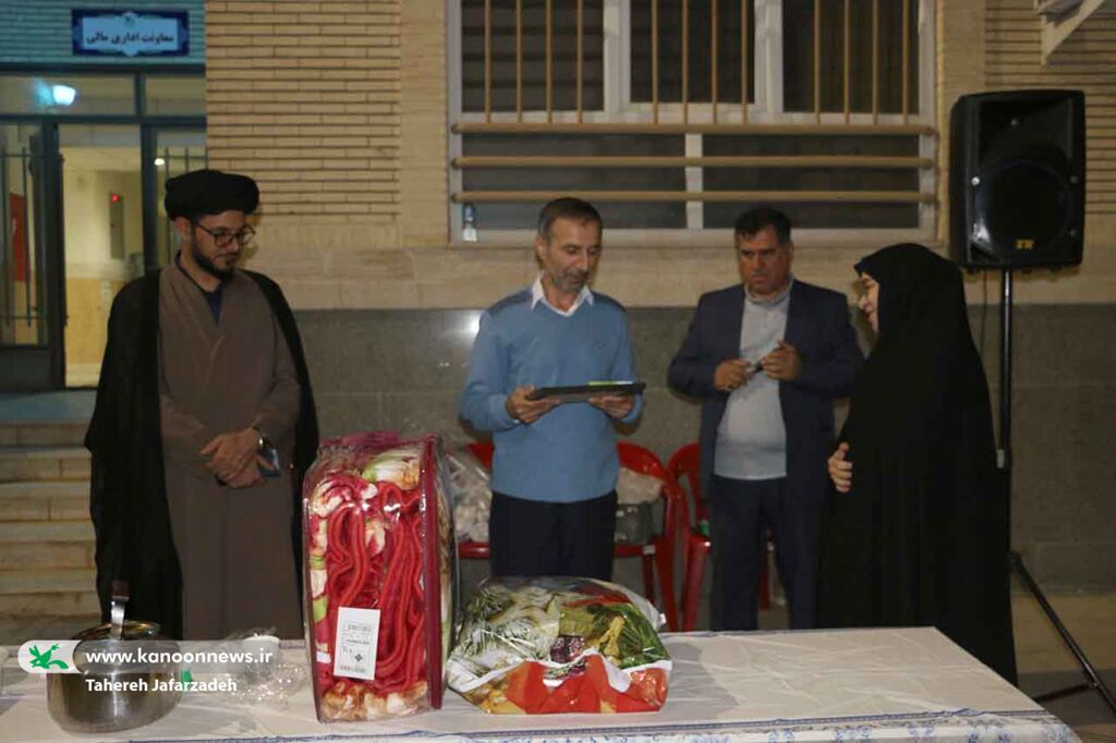 دورهمی به صرف افطار در کانون سمنان/ تجلیل از همکار پیشکسوت