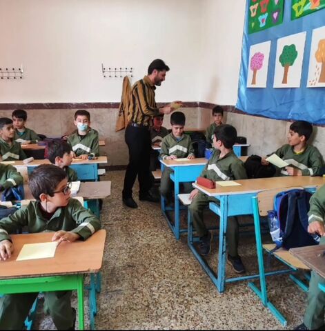 حضور کتابخانه سیار کانون البرز در مدرسه شهید ستاری نظر آباد