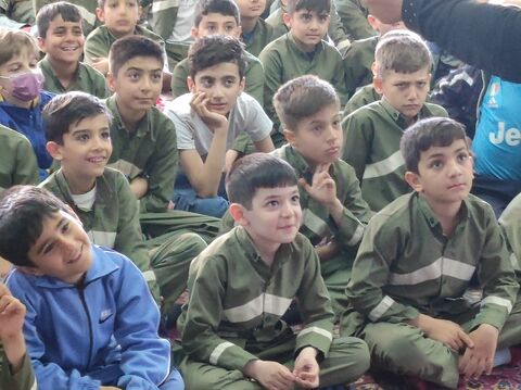 حضور کتابخانه سیار کانون البرز در مدرسه شهید ستاری نظر آباد