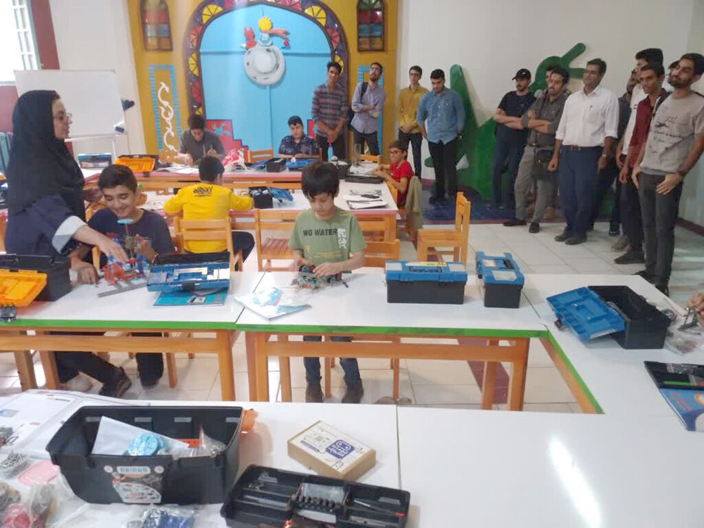 دانشجویان رشته آموزش ابتدایی از فعالیتهای کانون بازدید کردند