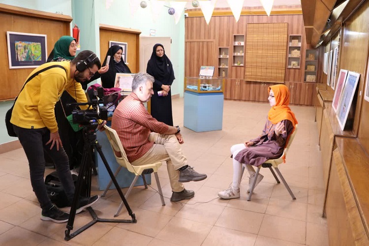 افتتاح نمایشگاه آثار نقاشی مهشید قاسمی عضو نوجوان کانون کهریسنگ