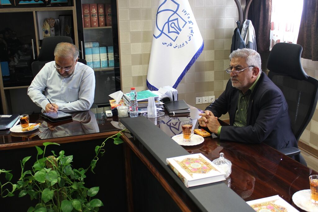 دیدار مدیر کل کانون فارس و مسئولان آموزشی کانون زبان ایران با مدیر کل آموزش و پرورش استان