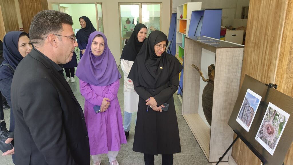 برپایی نمایشگاه عکس و نقاشی سفر آبی بیکران خلیج همیشه فارس