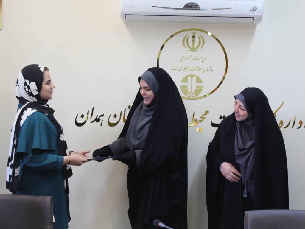 عضو هنرمند کانون پرورش فکری کودکان و نوجوانان همدان تقدیر شد.