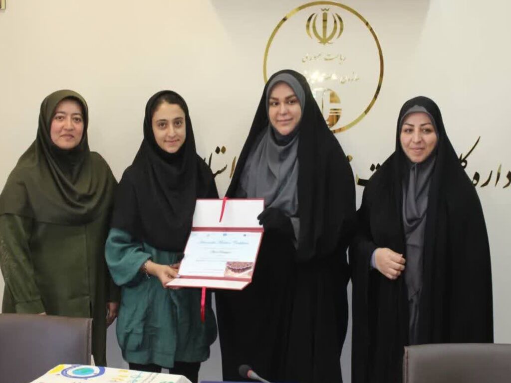 تقدیر از عضو برگزیده عضو هنرمند کانون پرورش فکری کودکان و نوجوانان همدان تقدیر شد.