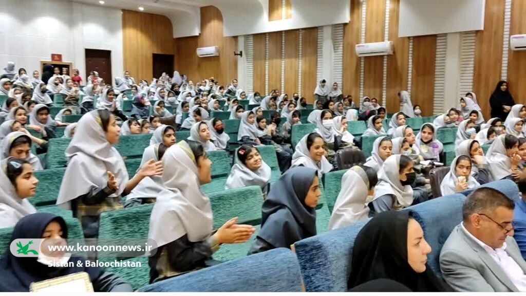 دانشآموزان زاهدانی به تماشای «یک روز جوجهای» نشستند