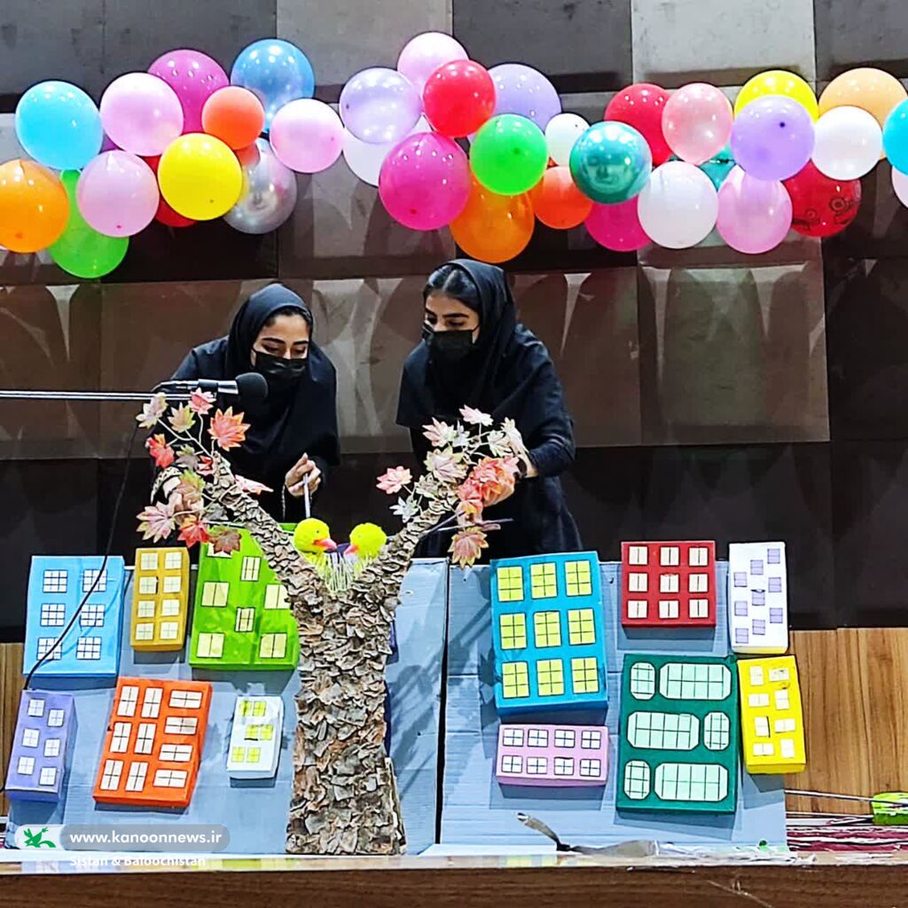 دانشآموزان زاهدانی به تماشای «یک روز جوجهای» نشستند