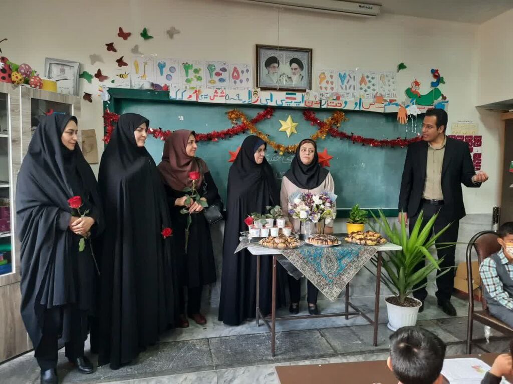 خ  جنوبی-12 اردیبهشت حضور مدیر کل کانون خراسان جنوبی در دبستان رودکی بیرجند و پاسداشت مقام معلم