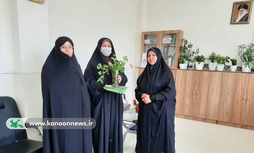 تقدیر از معلمان و کادر اجرایی مدارس به مناسبت هفته معلم