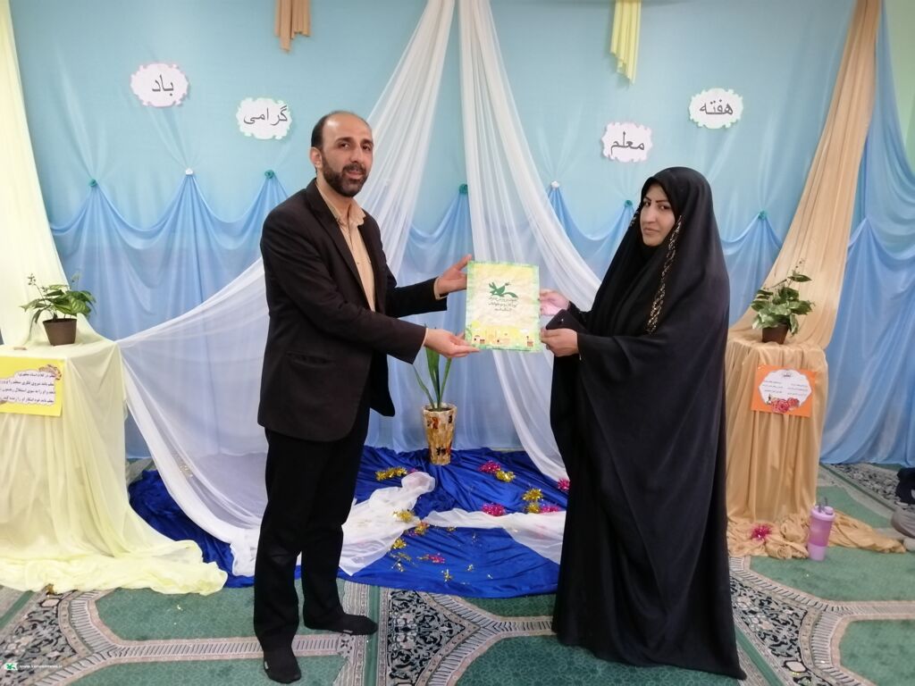 تقدیر از معلمان و کادر اجرایی مدارس به مناسبت هفته معلم