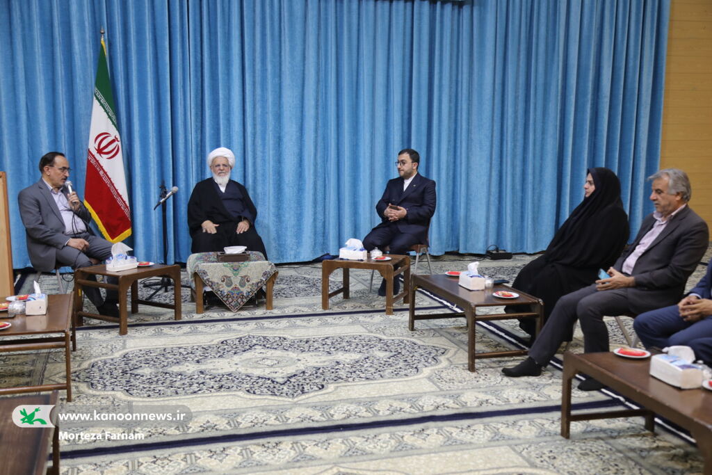 گرامیداشت مقام معلم و تقدیر از دانشآموزان برتر