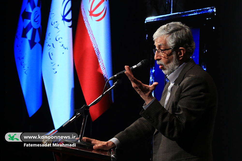 فردوسی نگران از دست رفتن هویت ملی ایرانیان بوده است