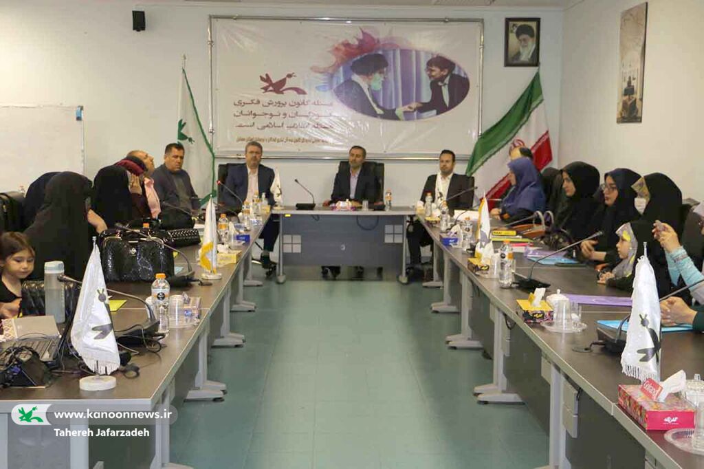 تجلیل از معلمان در نشست تخصصیآموزشی کانون و مدرسه در سمنان/ کانون پرورش فکری بازوان آموزش و پرورش در امور پرورشی و تربیتی است