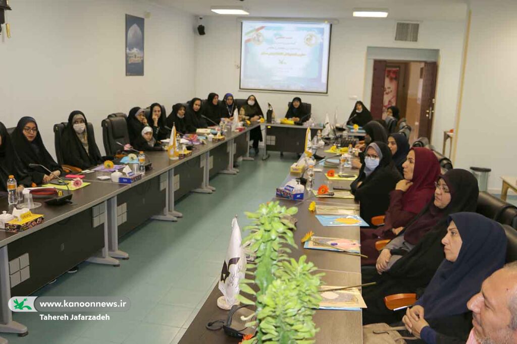 تجلیل از معلمان در نشست تخصصیآموزشی کانون و مدرسه در سمنان/ کانون پرورش فکری بازوان آموزش و پرورش در امور پرورشی و تربیتی است