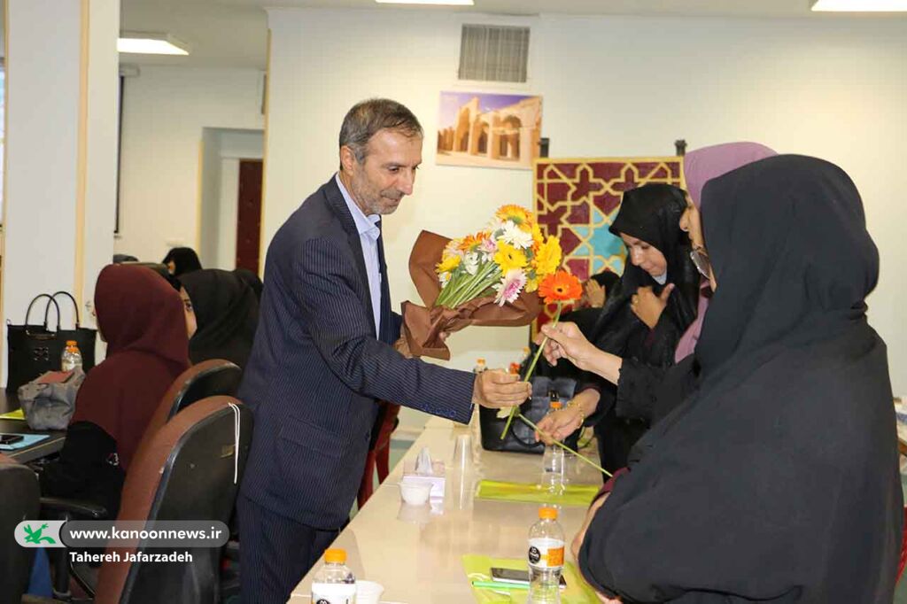 تجلیل از معلمان در نشست تخصصیآموزشی کانون و مدرسه در سمنان/ کانون پرورش فکری بازوان آموزش و پرورش در امور پرورشی و تربیتی است