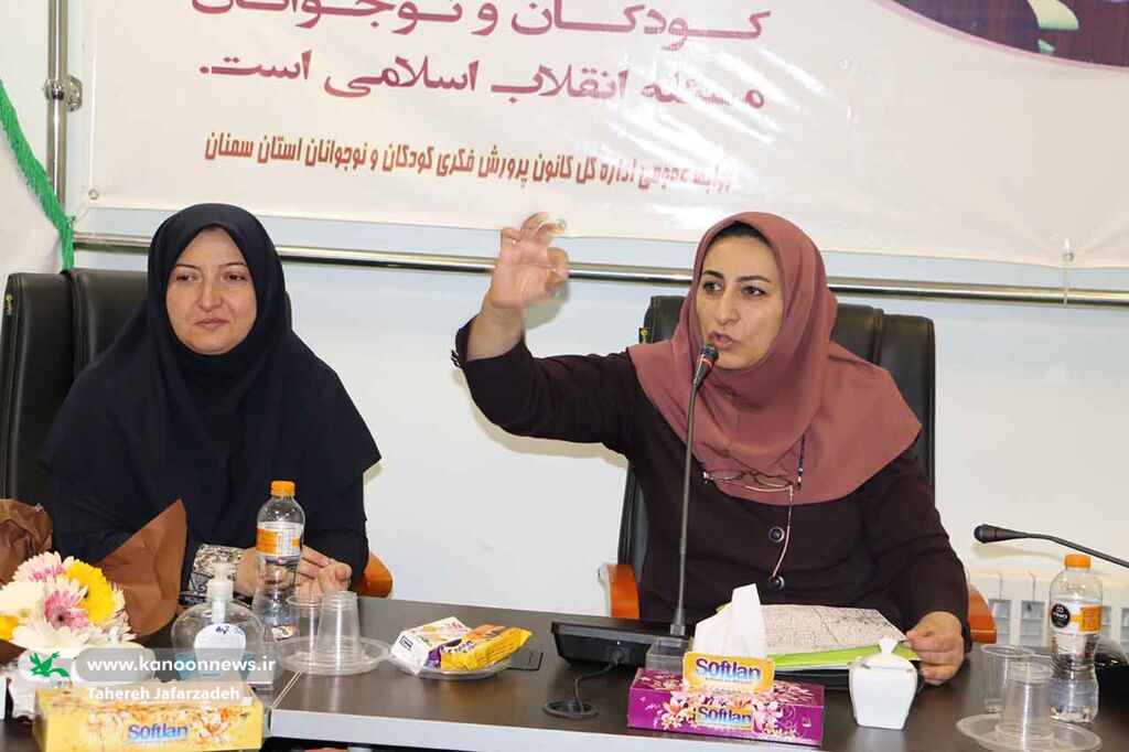 تجلیل از معلمان در نشست تخصصیآموزشی کانون و مدرسه در سمنان/ کانون پرورش فکری بازوان آموزش و پرورش در امور پرورشی و تربیتی است