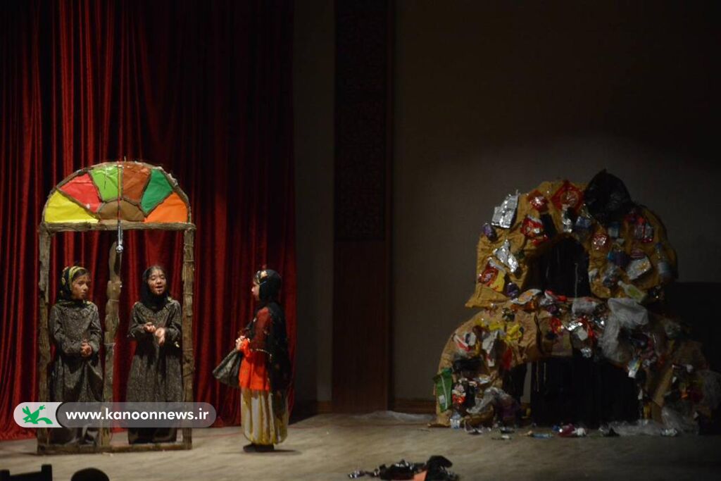 خانواده های دیلمی به تماشای "دار لیکه ای" نشستند