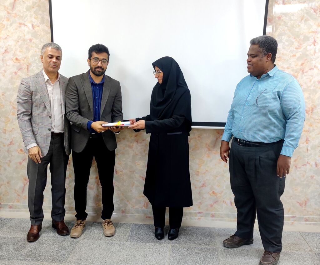 مراسم تجلیل ازکارکنان و مدرسان کانون زبان ایران استان هرمزگان برگزار شد