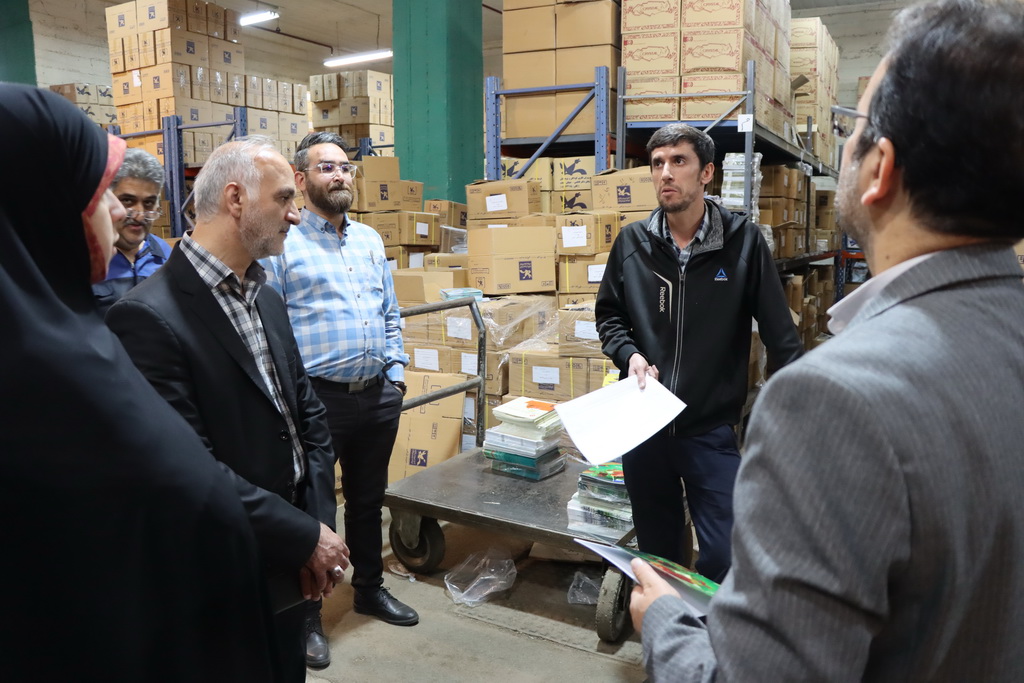 بازدید مدیرکل کانون استان تهران از انبارهای کتاب و اسقاط کانون استان