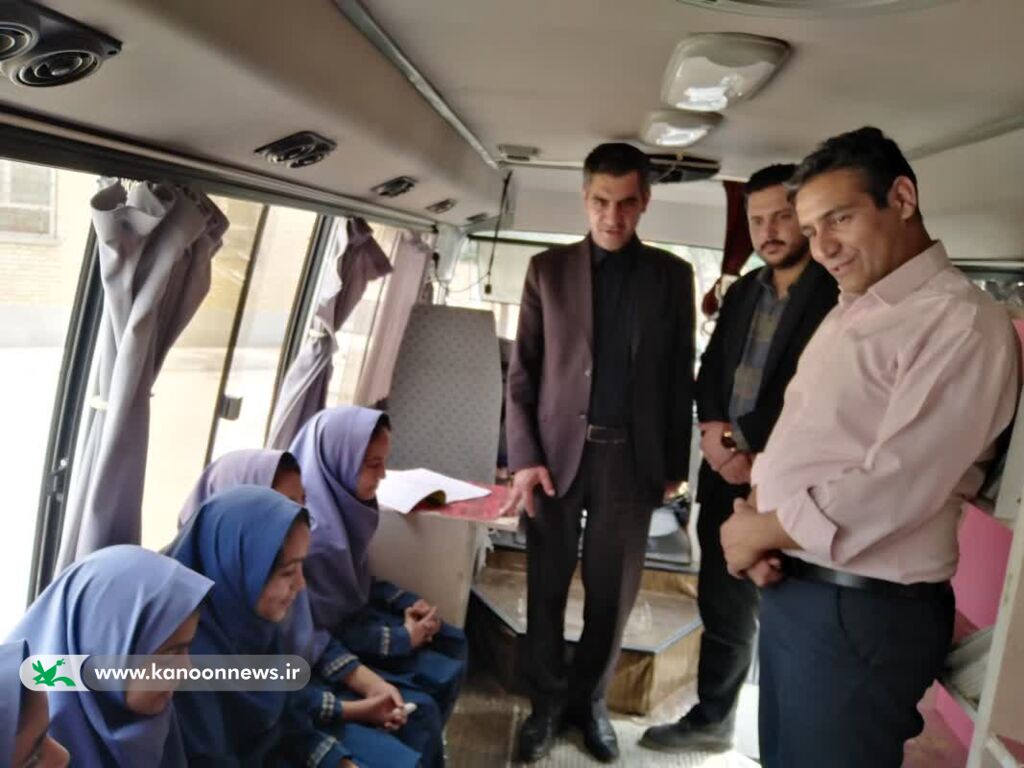 بازدید بخشدار فرح بخش از سیار کاشمر بازدید بخشدار بخش فرحدشت از کتابخانه سیارروستایی کاشمر