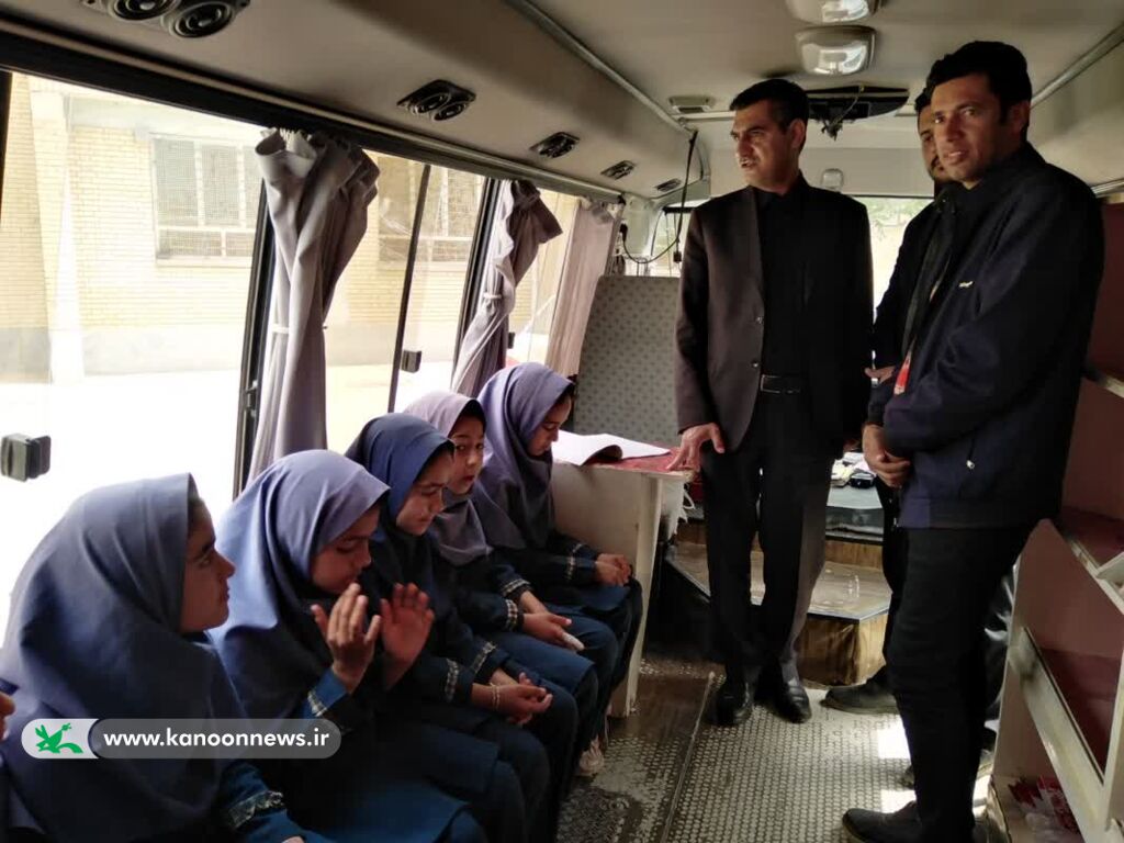 بازدید بخشدار بخش فرحدشت از کتابخانه سیارروستایی کاشمر