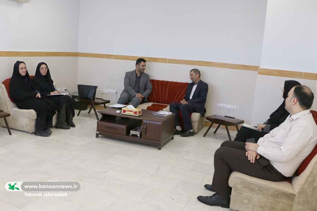 توسعهی فعالیتهای خانوادهمحور و مدرسهمحور با استفاده از ظرفیتهای کانون سمنان/ تنها دستگاهی که بهصورت عملیاتی با مدارس استثنایی همکاری دارد توسعهی فعالیتهای خانوادهمحور و مدرسهمحور با استفاده از ظرفیتهای کانون سمنان/ اختصاص بخشی از برنامههای مصوب کنگره شهدا به اعضای فراگیر