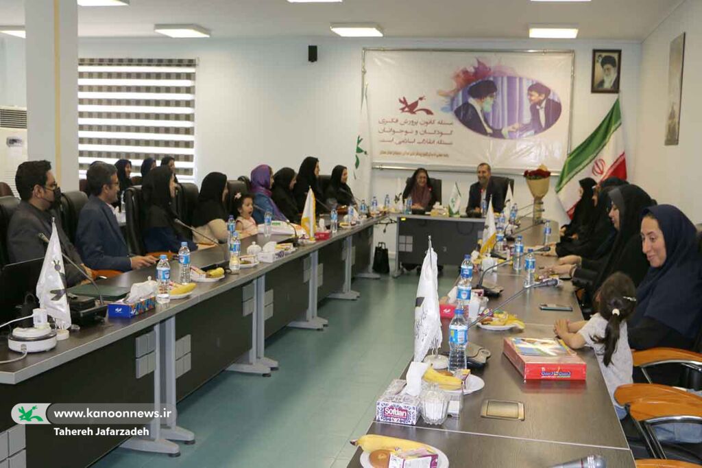 آیین تجلیل از مدرسان کانون زبان در سمنان آیین تجلیل از مدرسان کانون زبان در سمنان